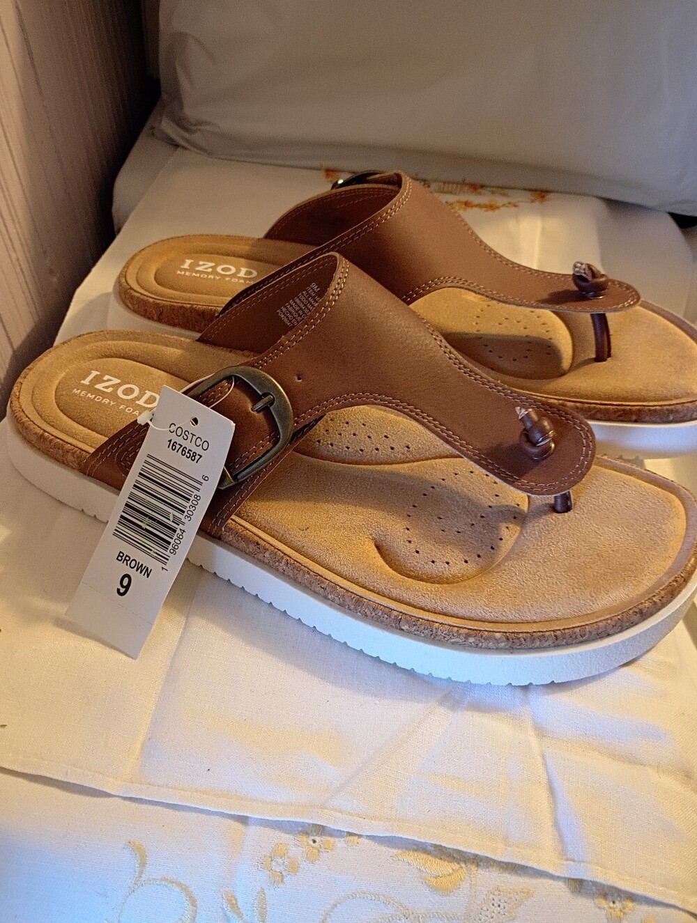 Clearance! Read! IZOD Charcy Sandal with memory foam Size 9